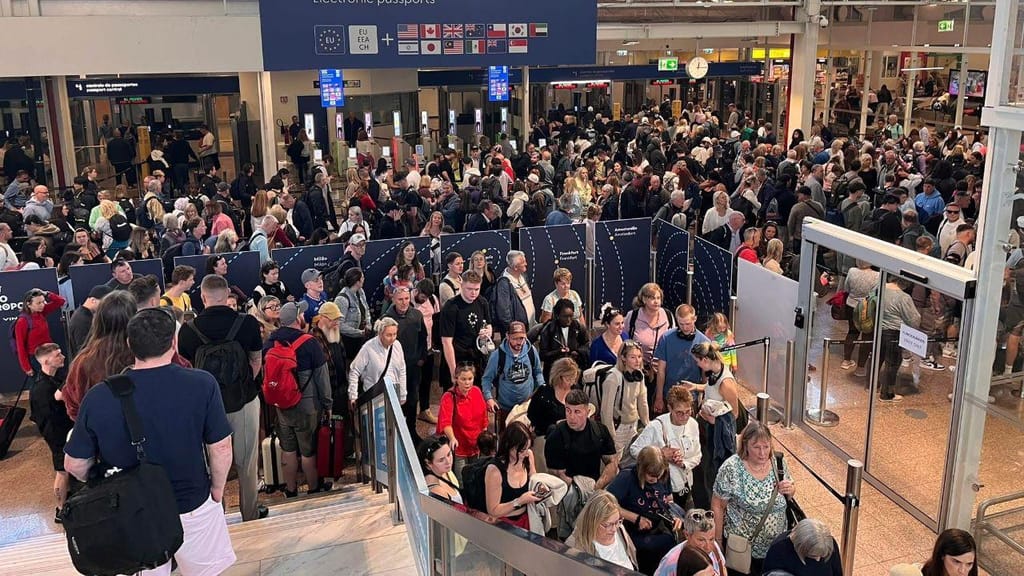 Governo contraria Comissão Europeia e diz que filas nos aeroportos são “problema europeu”