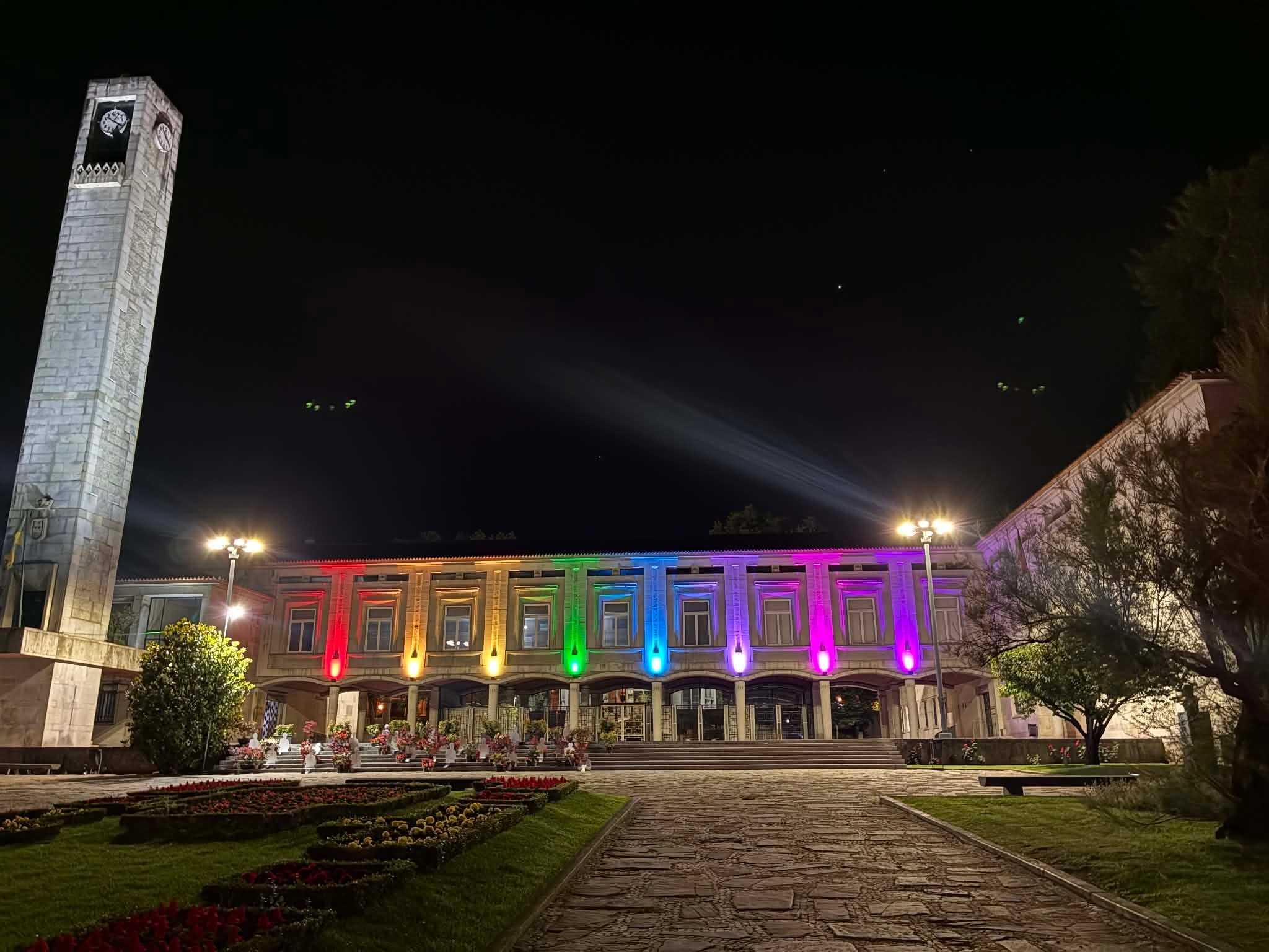 Cores do arco-íris nos Paços do Concelho de Famalicão contra a Homofobia, Transfobia e Bifobia