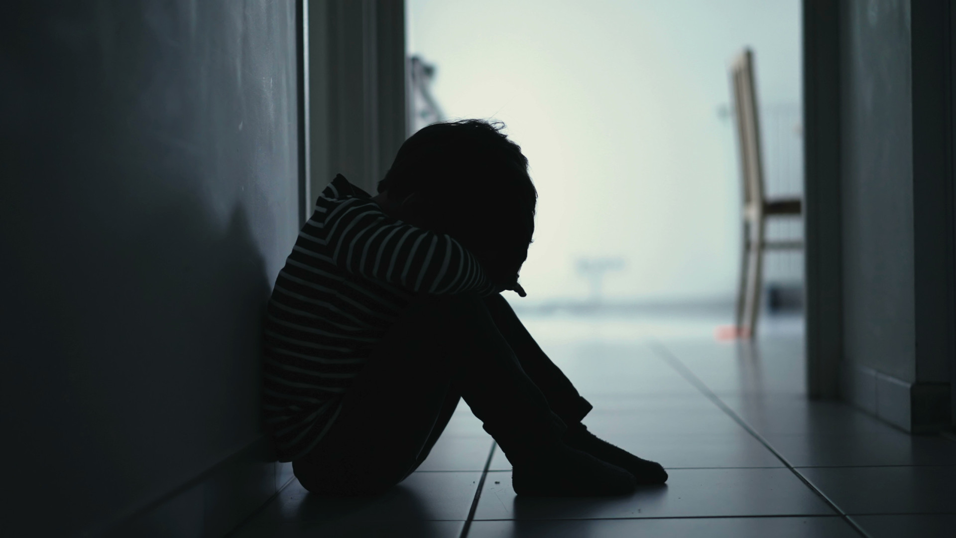 Mãe e padrasto abusavam de menina e fotografavam por “excitação sexual”