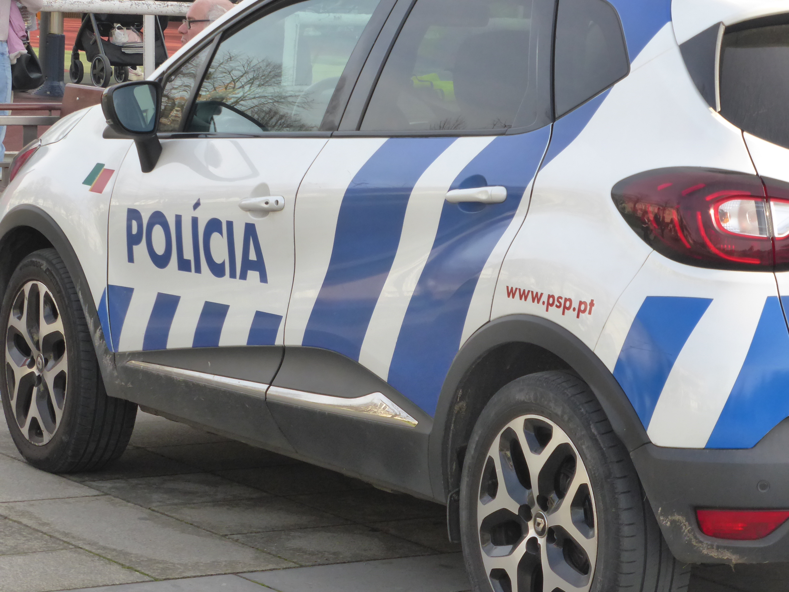 Jovem de 17 anos detido em Viana após fuga à PSP em mota sem matrícula