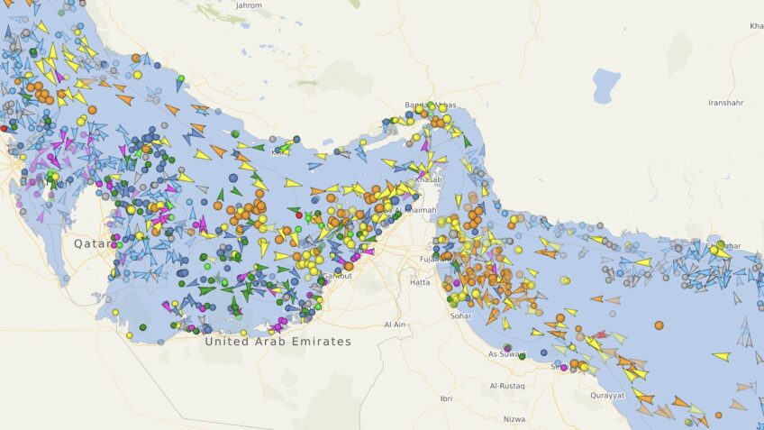Pelo menos 1.500 navios e tripulações retidos devido ao bloqueio em Ormuz
