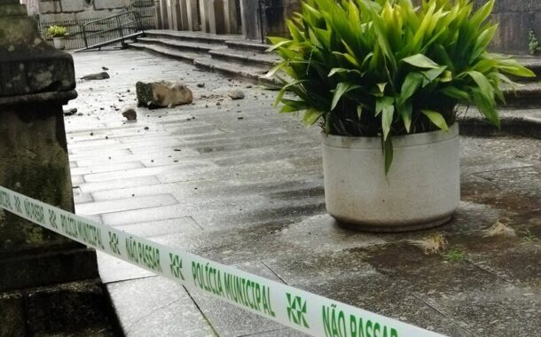 Raio atira para a rua cruz da Igreja da Ordem de S. Domingos, em Guimarães