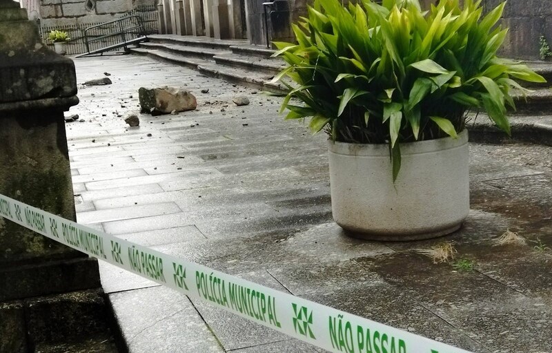 Raio atira para a rua cruz da Igreja da Ordem de S. Domingos, em Guimarães