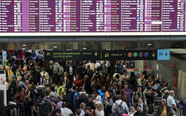 Caos nos aeroportos. Montenegro admite suspender novo sistema de controlo de fronteiras