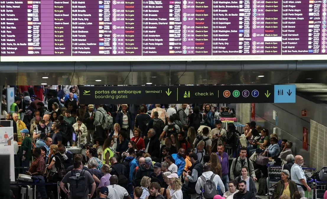 Caos nos aeroportos. Montenegro admite suspender novo sistema de controlo de fronteiras