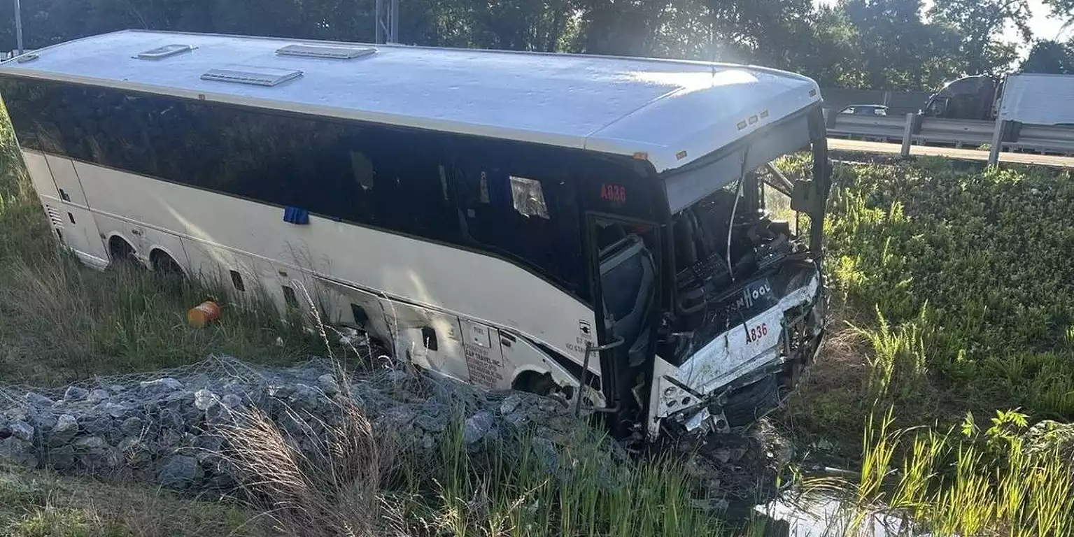 EUA. Acidente com autocarro e vários veículos faz cinco mortos e mais de 30 feridos