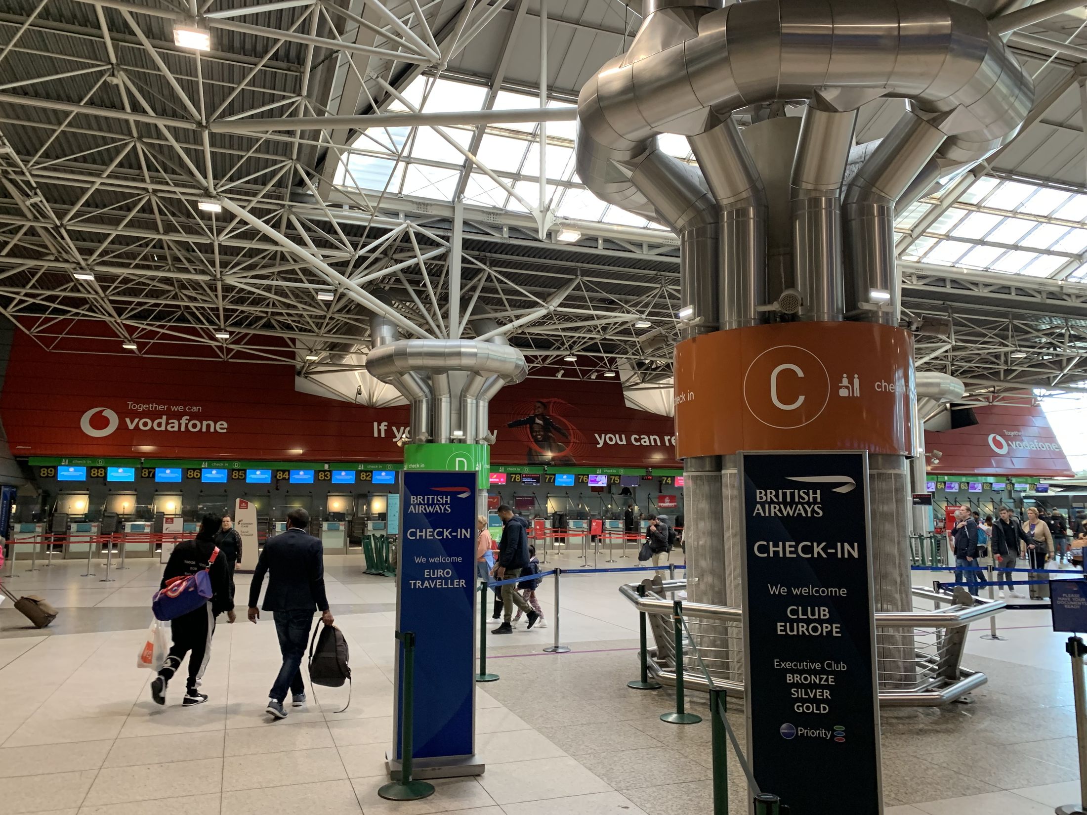 Aeroportos com reforço de 360 polícias para reduzir tempos de espera