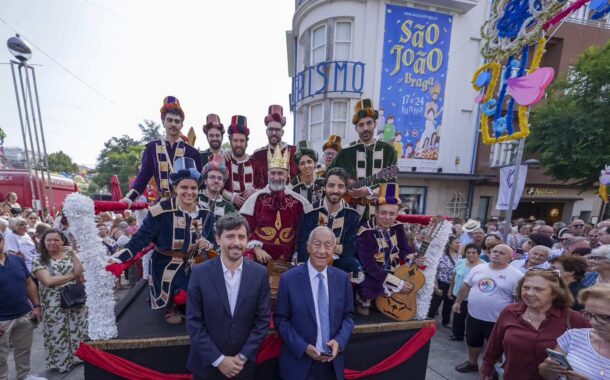 Marcelo Rebelo de Sousa assiste ao Cortejo Sanjoanino em Braga ao lado do presidente da Câmara (c/ fotos)