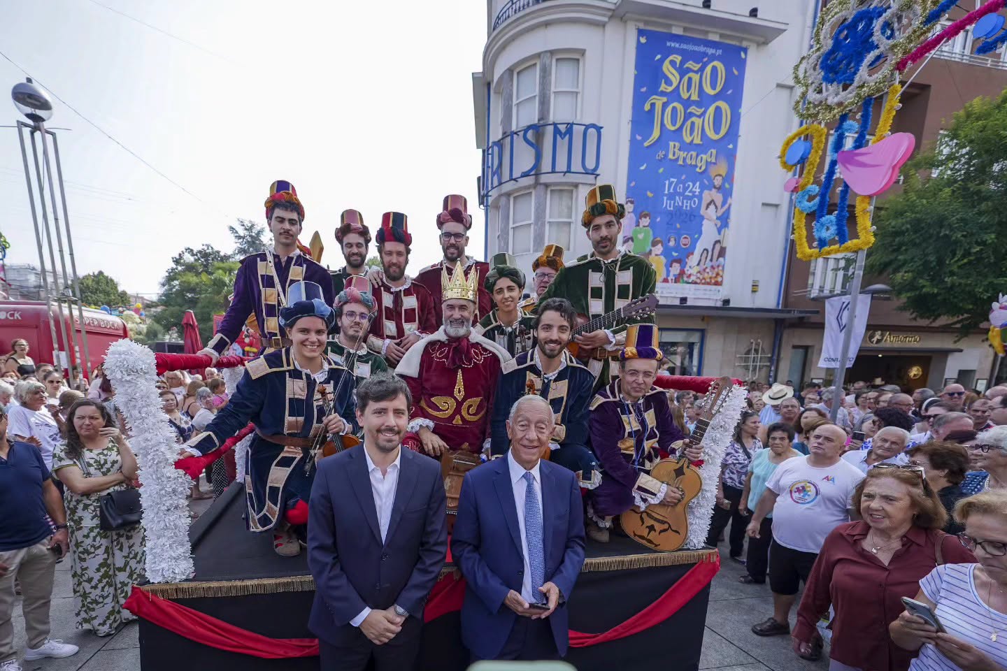 Marcelo Rebelo de Sousa assiste ao Cortejo Sanjoanino em Braga ao lado do presidente da Câmara (c/ fotos)