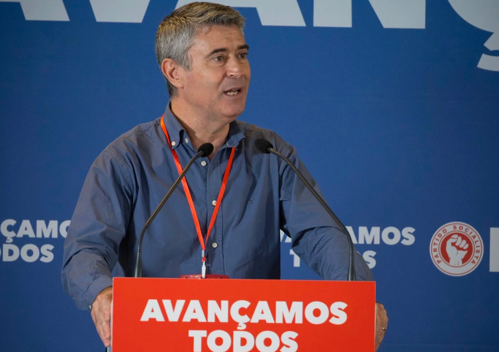 Carneiro fala de “namoro com beijos e amuos” entre AD e Chega