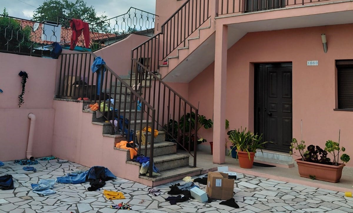 Amares. Mulher nua atira roupa pela janela