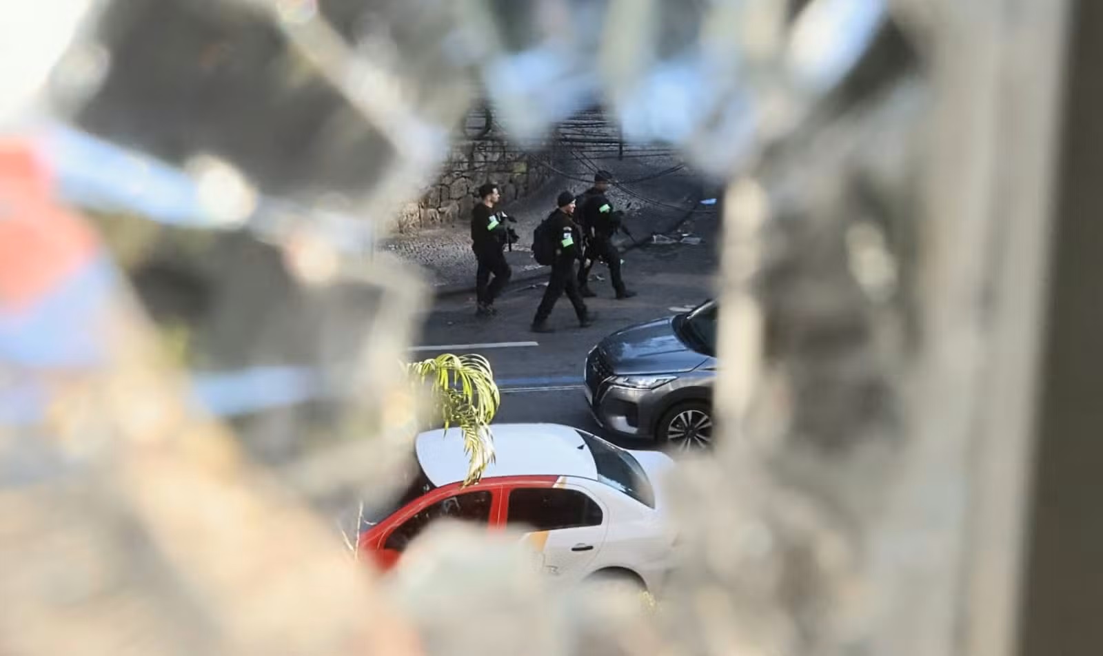 Pelo menos 4 mortos e 50 turistas retidos em favela no Rio de Janeiro