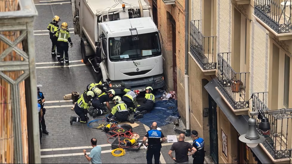 Camião do lixo atropela várias pessoas em Pamplona e provoca um morto e quatro feridos