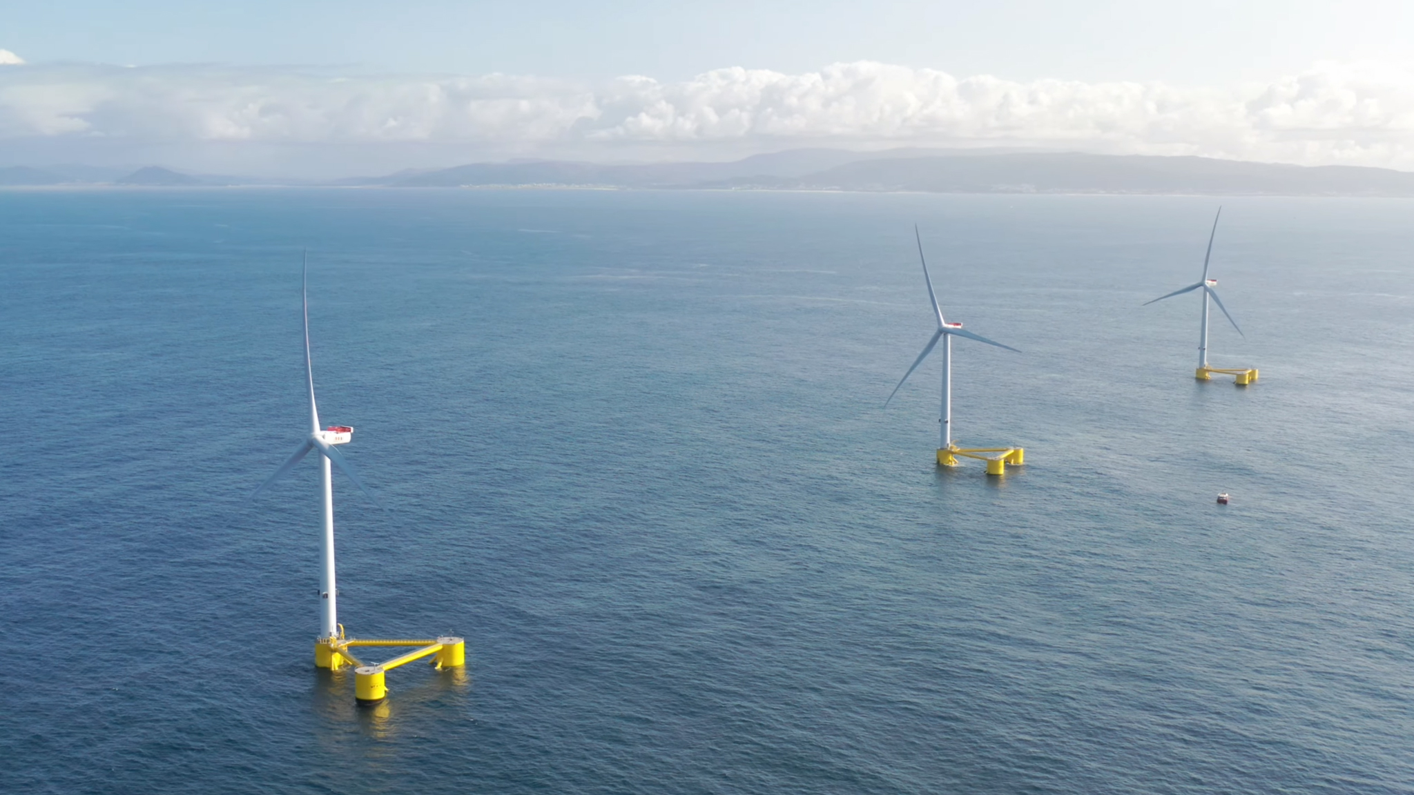 Seis atletas nadam 20 km entre parque eólico offshore e costa de Viana