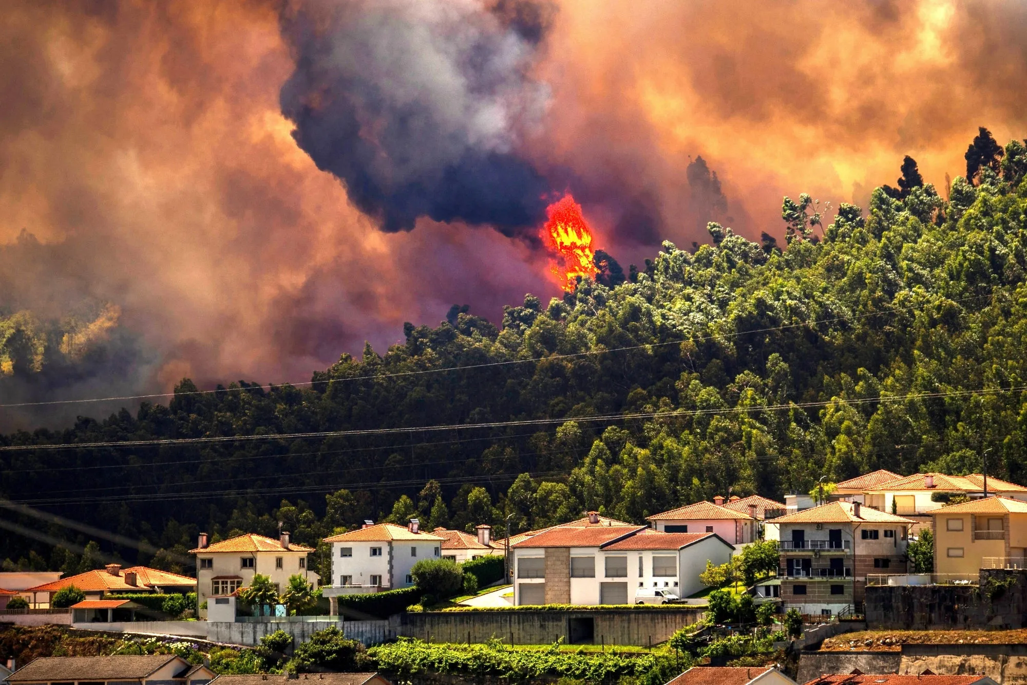 Fogos. Bombeiros com muito trabalho no Minho (atualização)