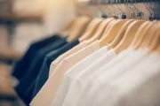 União Europeia proíbe destruição de roupa não vendida a partir de domingo