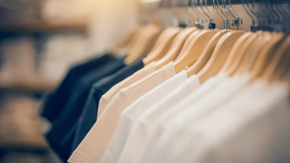 União Europeia proíbe destruição de roupa não vendida a partir de domingo