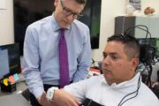 Tetraplégico volta a alimentar-se sozinho e a sentir o toque graças a um implante cerebral