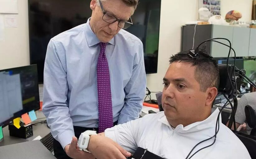 Tetraplégico volta a alimentar-se sozinho e a sentir o toque graças a um implante cerebral