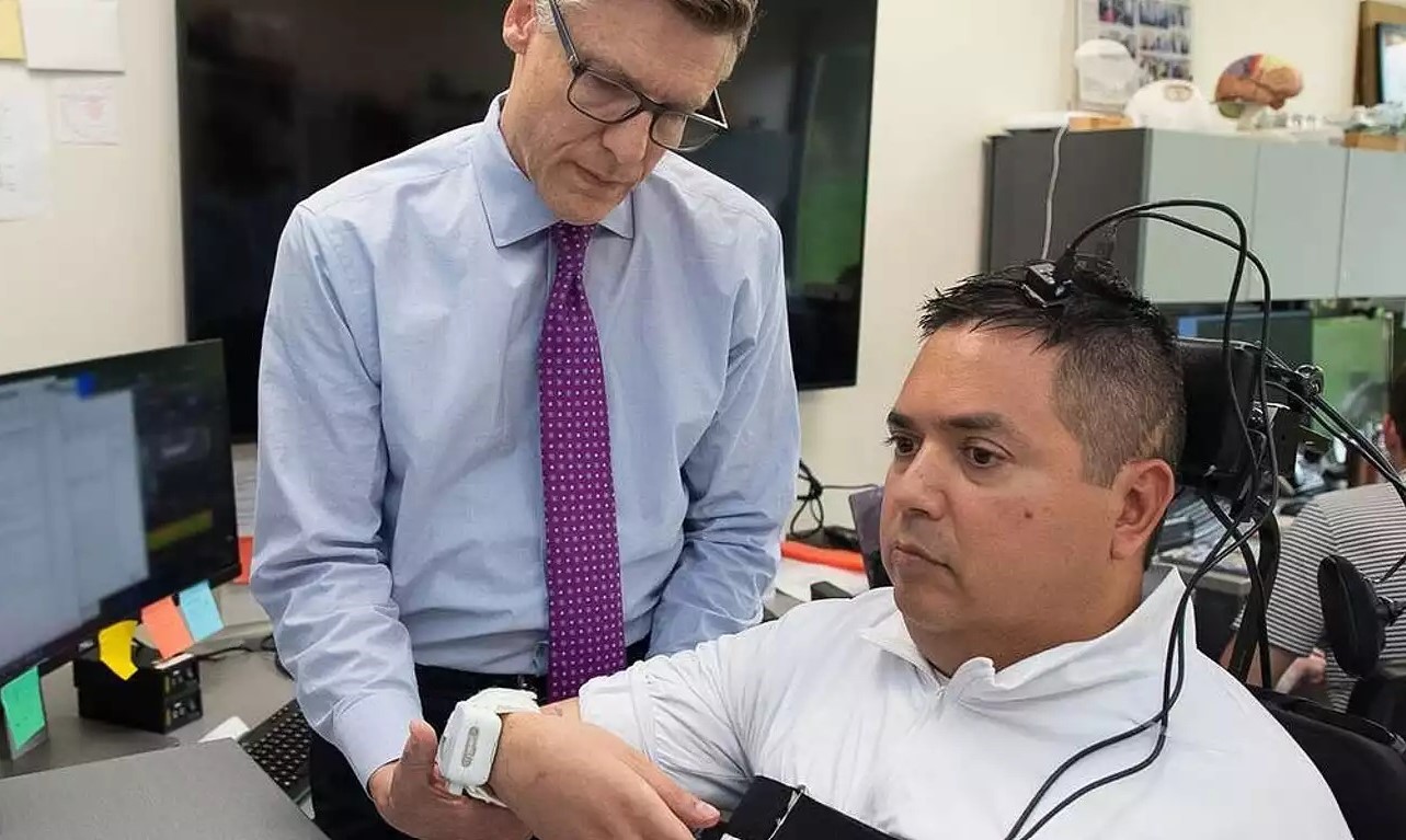 Tetraplégico volta a alimentar-se sozinho e a sentir o toque graças a um implante cerebral